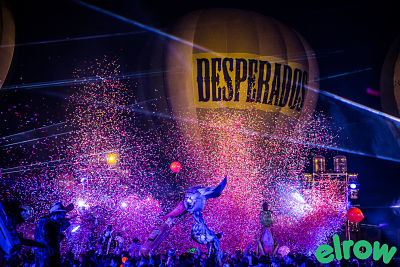 Globus il·luminats a la nit durant el SkyFest d'elrow
