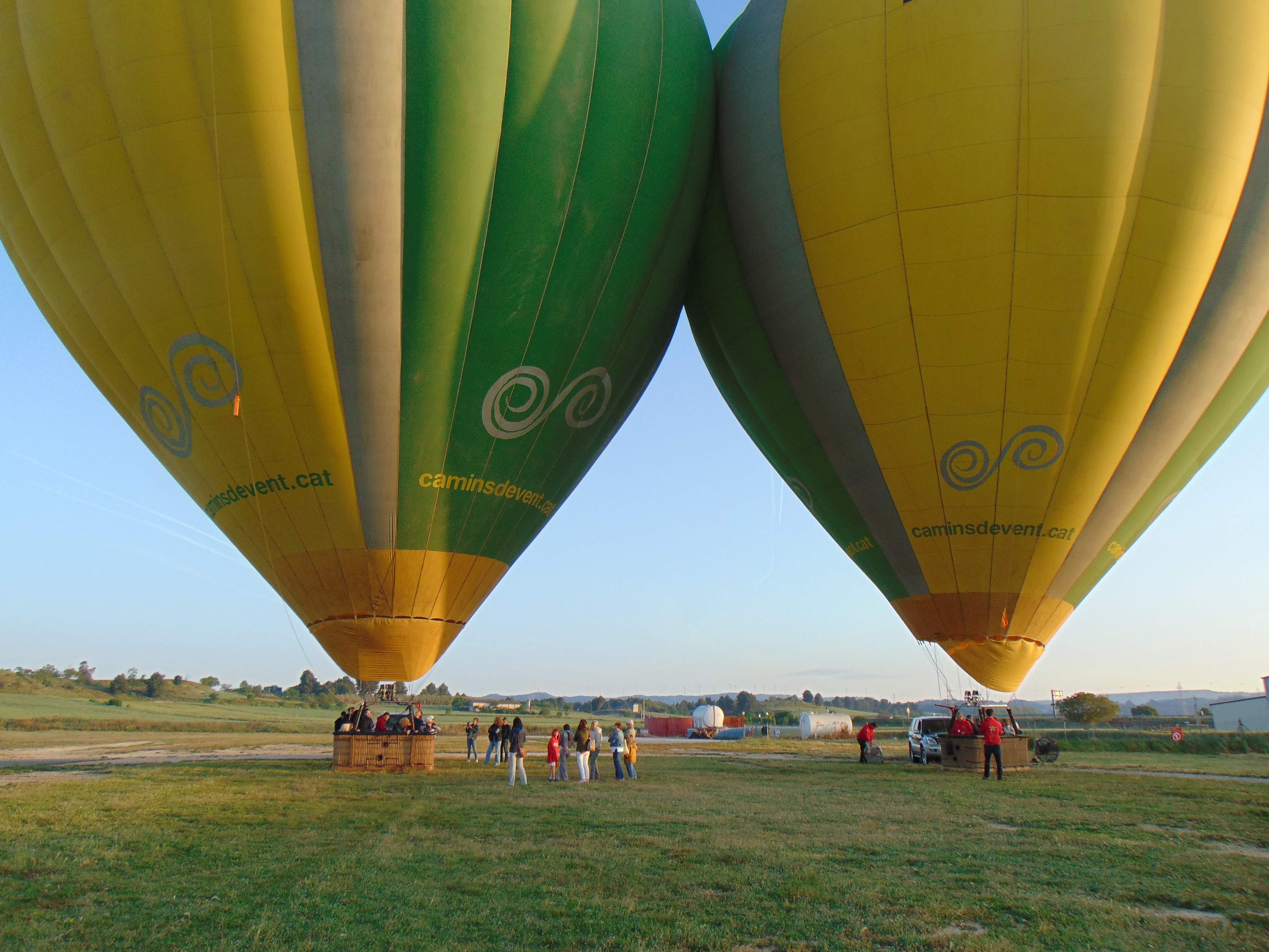 dos globus aerostàtics abans d’enlairar-se a Catalunya