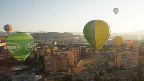 ambient del festival de globus a Igualada durant l'European Balloon Festival