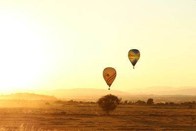 globus aerostàtic a l’alba a Catalunya