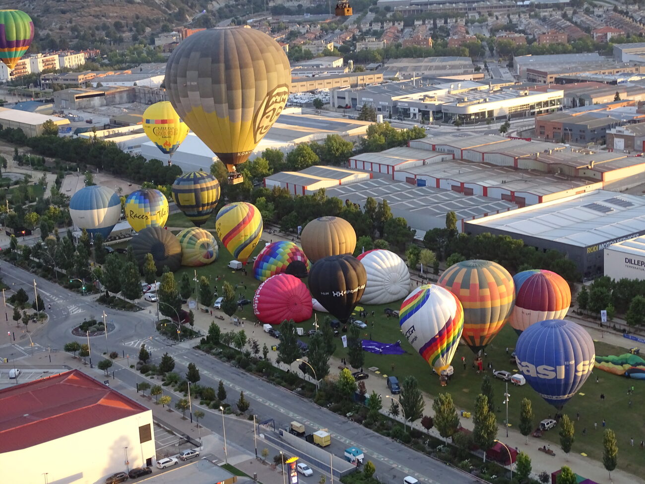 múltiples globus aerostàtics al cel d'Igualada durant el festival