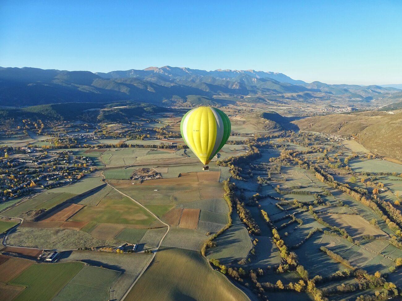 globus aerostàtic enlairant-se a primera hora del matí