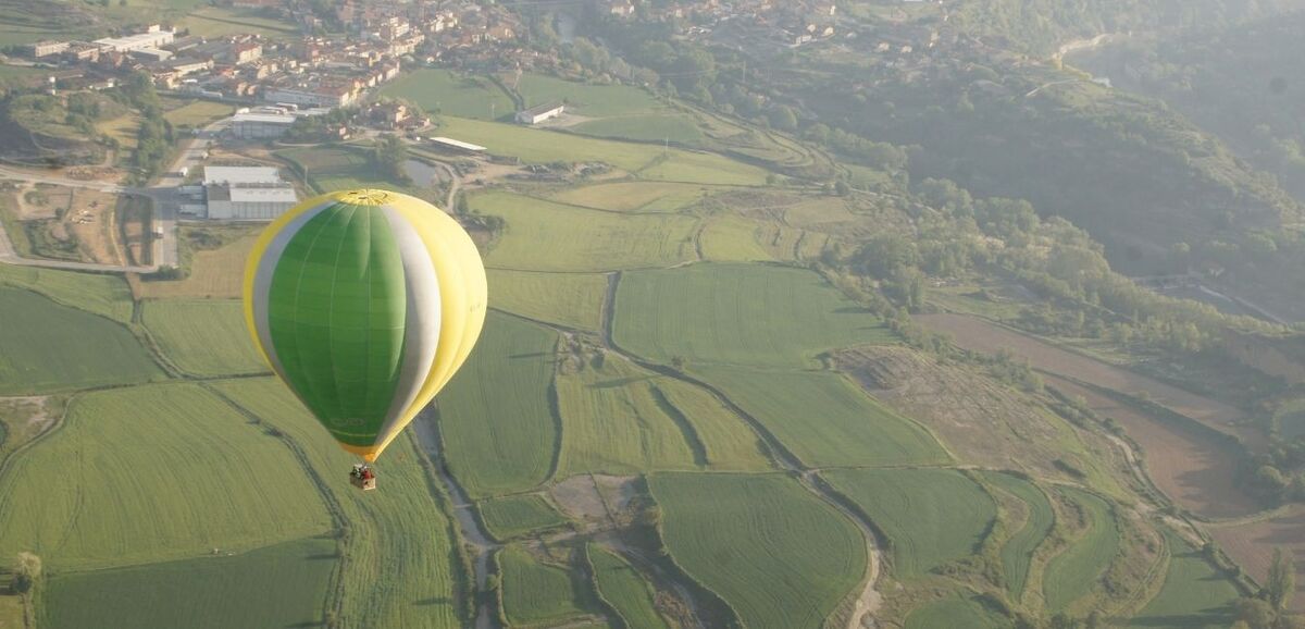Globo sobre campos verdes en primavera