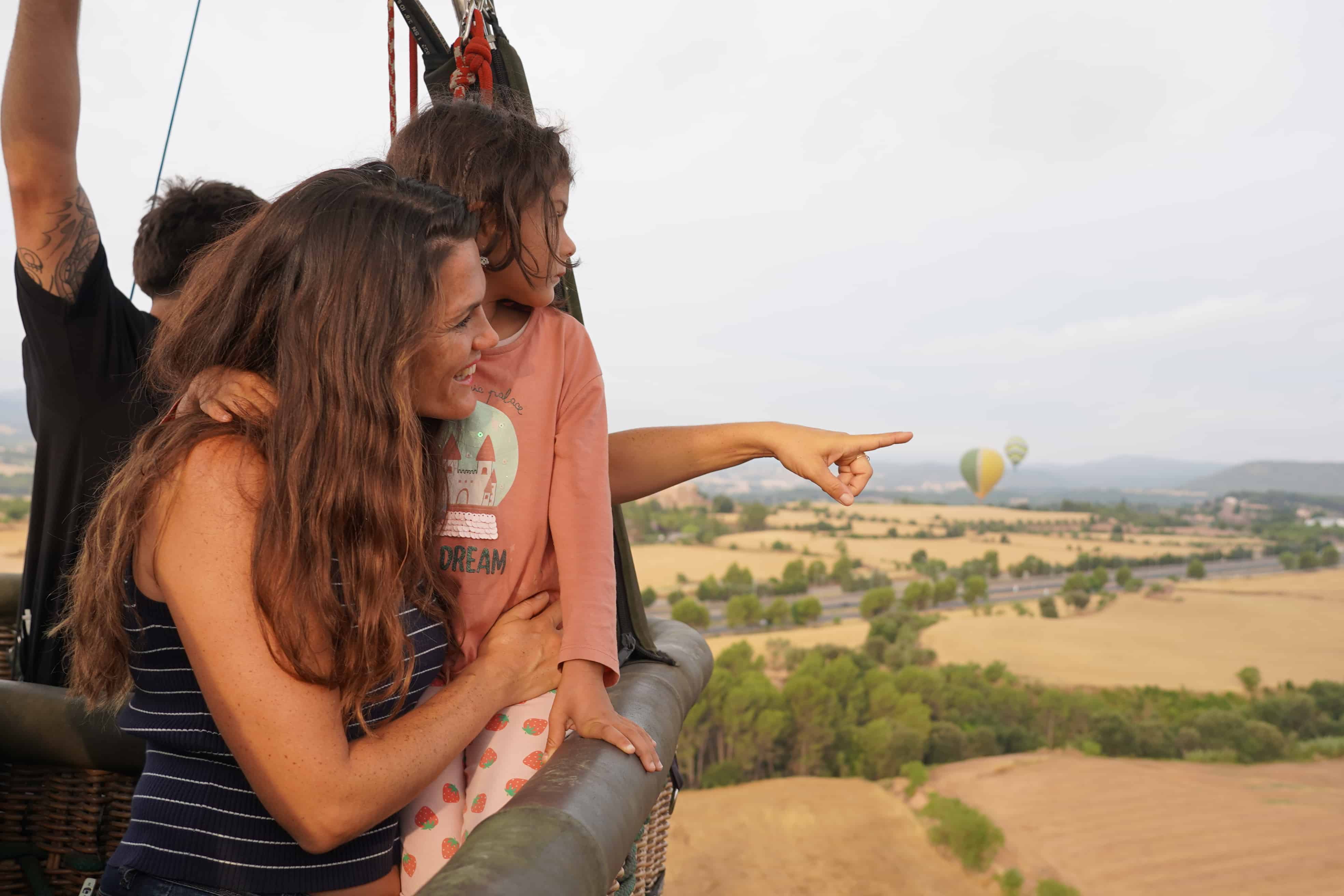 mare i filla en un vol en globus a Catalunya pel Dia de la Mare