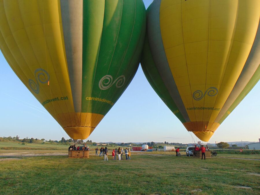 Dos globos de Camins de Vent inflados a punto de despegar