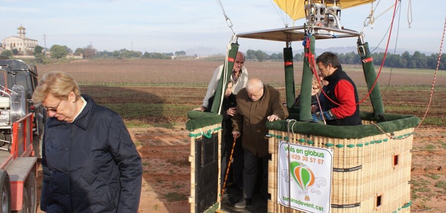 Pasajeros subiendo a la cesta del globo antes del vuelo