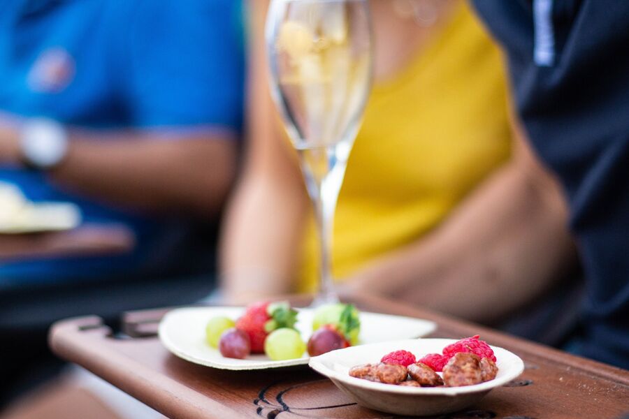 Copa de cava y menú degustación a bordo del globo gastronómico