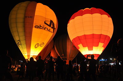 night glow espectacular de globus a Igualada durant l'European Balloon Festival