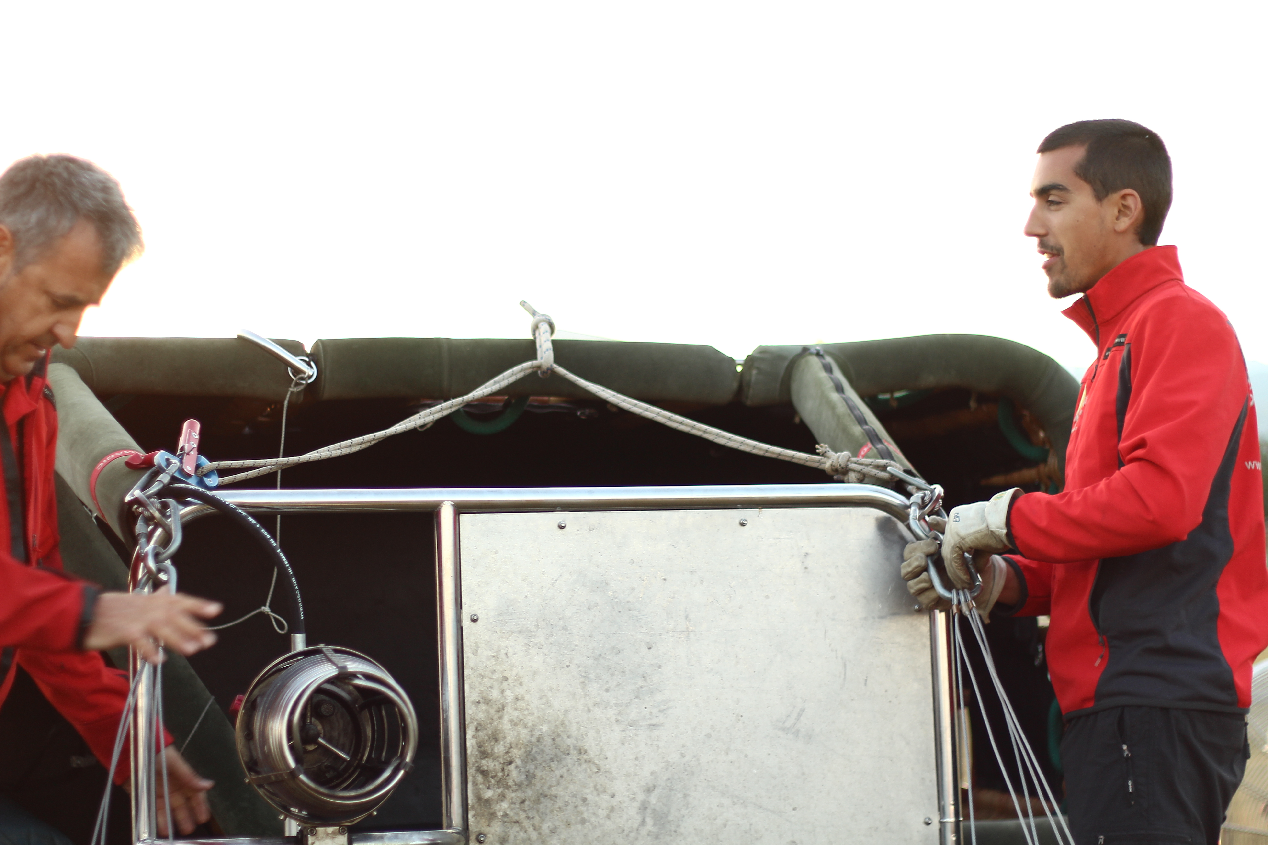 preparació del globus aerostàtic abans de l’enlairament