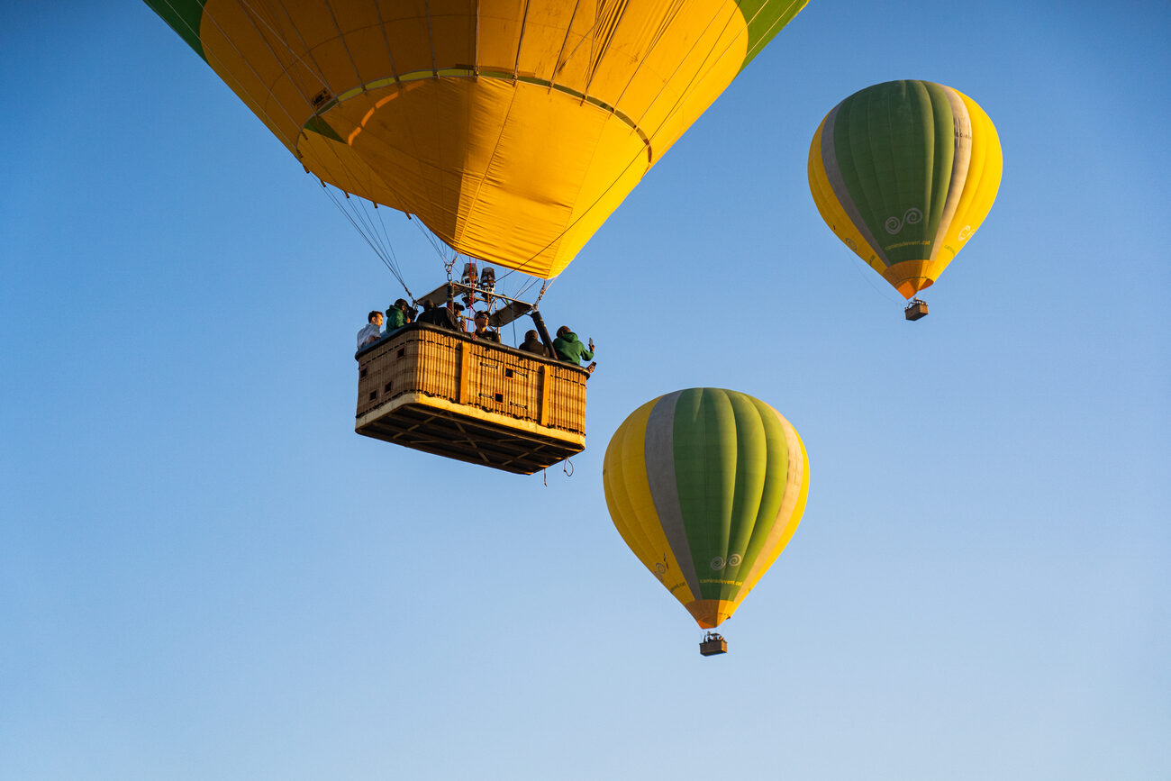 tres globus aerostàtics volant al cel del Bages