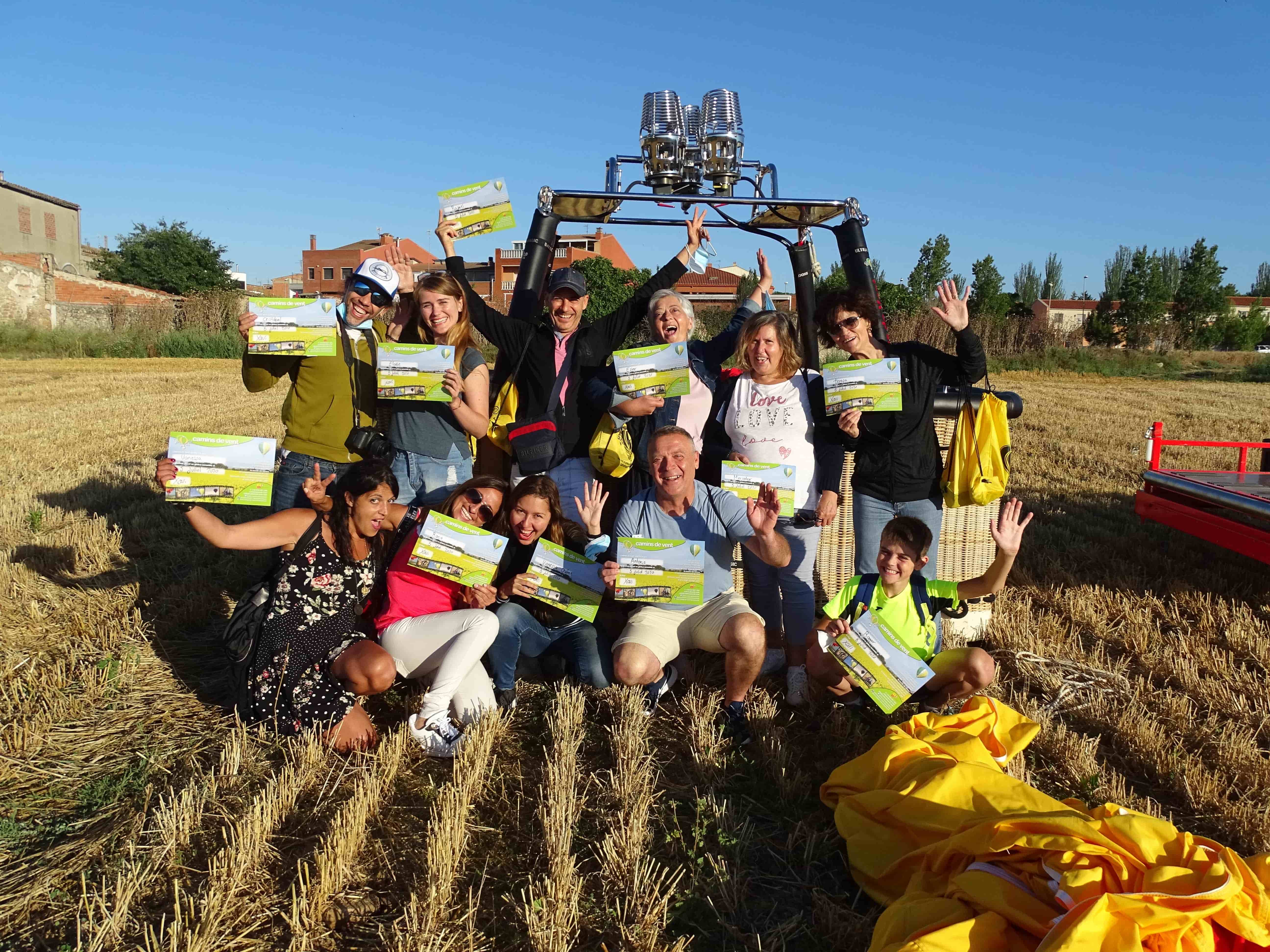 passatgers amb diplomes després d’un vol en globus a Catalunya